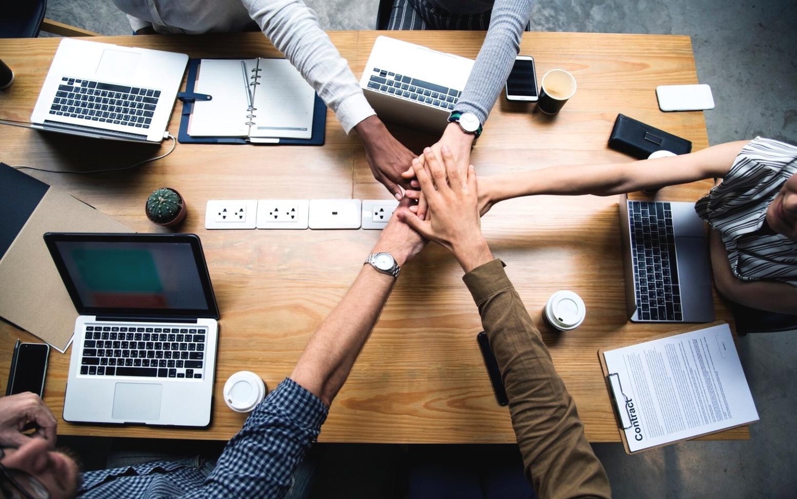 Técnico especializado trabajando en soluciones informáticas avanzadas